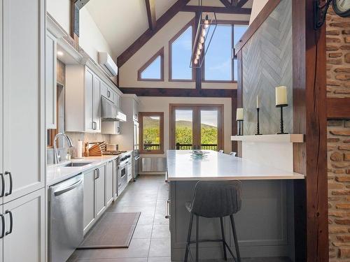 Cuisine - 129 Ch. Des Ancêtres, Mont-Tremblant, QC - Indoor Photo Showing Kitchen With Upgraded Kitchen