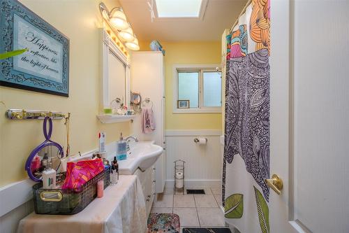 902 Maccleave Avenue, Penticton, BC - Indoor Photo Showing Bathroom