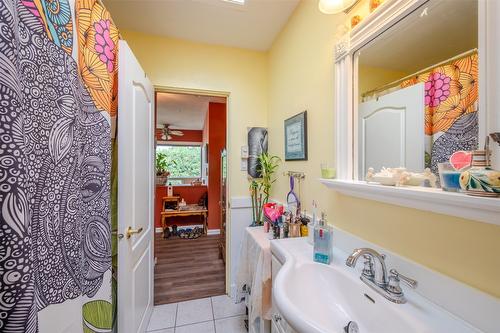 902 Maccleave Avenue, Penticton, BC - Indoor Photo Showing Bathroom