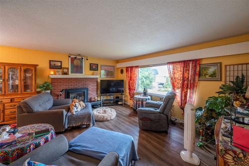 902 Maccleave Avenue, Penticton, BC - Indoor Photo Showing Living Room With Fireplace