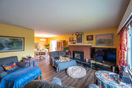 902 Maccleave Avenue, Penticton, BC - Indoor Photo Showing Living Room With Fireplace