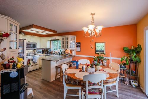 902 Maccleave Avenue, Penticton, BC - Indoor Photo Showing Dining Room