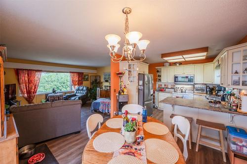 902 Maccleave Avenue, Penticton, BC - Indoor Photo Showing Dining Room