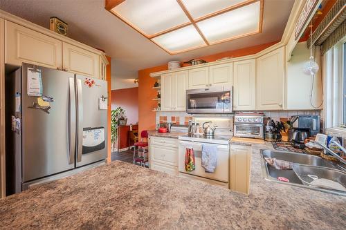 902 Maccleave Avenue, Penticton, BC - Indoor Photo Showing Kitchen With Double Sink