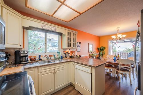 902 Maccleave Avenue, Penticton, BC - Indoor Photo Showing Kitchen With Double Sink