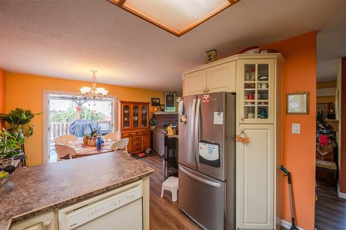 902 Maccleave Avenue, Penticton, BC - Indoor Photo Showing Kitchen