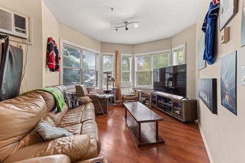 201-857 Fairview Road, Penticton, BC - Indoor Photo Showing Living Room