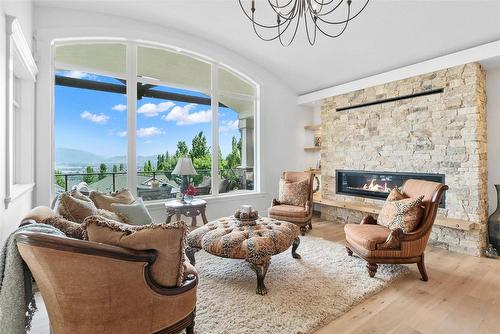 698 Devonian Avenue, Kelowna, BC - Indoor Photo Showing Dining Room