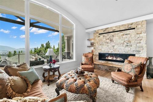 698 Devonian Avenue, Kelowna, BC - Indoor Photo Showing Dining Room