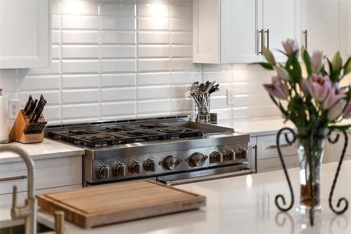 698 Devonian Avenue, Kelowna, BC - Indoor Photo Showing Kitchen With Upgraded Kitchen