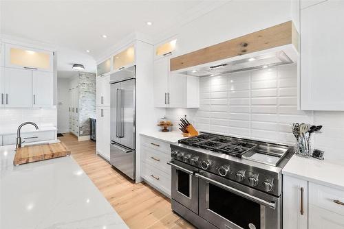 698 Devonian Avenue, Kelowna, BC - Indoor Photo Showing Kitchen With Upgraded Kitchen