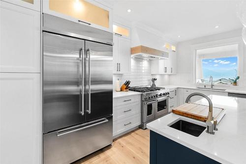 698 Devonian Avenue, Kelowna, BC - Indoor Photo Showing Kitchen With Upgraded Kitchen