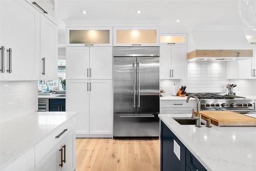 698 Devonian Avenue, Kelowna, BC - Indoor Photo Showing Kitchen With Upgraded Kitchen