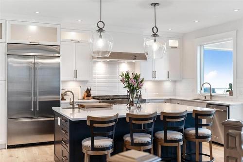 698 Devonian Avenue, Kelowna, BC - Indoor Photo Showing Kitchen With Upgraded Kitchen