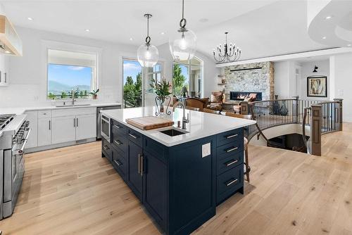 698 Devonian Avenue, Kelowna, BC - Indoor Photo Showing Kitchen With Upgraded Kitchen