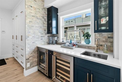 698 Devonian Avenue, Kelowna, BC - Indoor Photo Showing Kitchen With Upgraded Kitchen