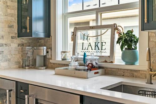 698 Devonian Avenue, Kelowna, BC - Indoor Photo Showing Kitchen With Upgraded Kitchen