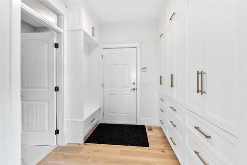 698 Devonian Avenue, Kelowna, BC - Indoor Photo Showing Kitchen