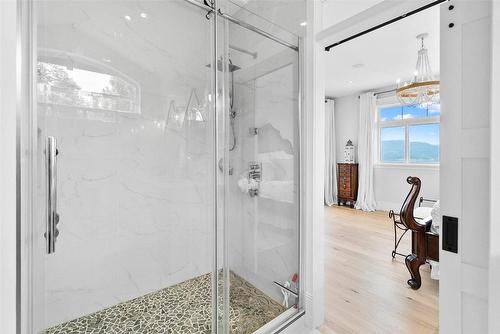 698 Devonian Avenue, Kelowna, BC - Indoor Photo Showing Bathroom