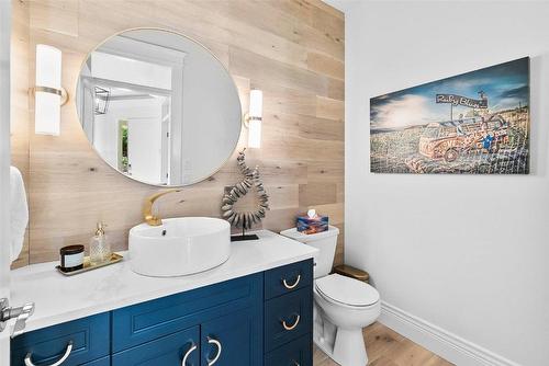 698 Devonian Avenue, Kelowna, BC - Indoor Photo Showing Bedroom