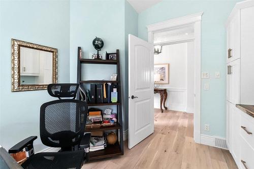 698 Devonian Avenue, Kelowna, BC - Indoor Photo Showing Bathroom