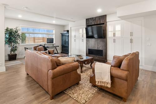 698 Devonian Avenue, Kelowna, BC - Indoor Photo Showing Living Room With Fireplace