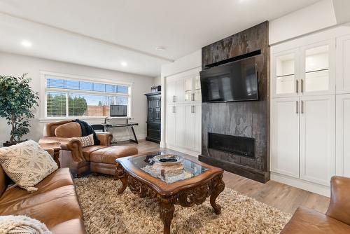 698 Devonian Avenue, Kelowna, BC - Indoor Photo Showing Living Room With Fireplace