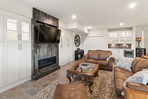 698 Devonian Avenue, Kelowna, BC - Indoor Photo Showing Living Room With Fireplace