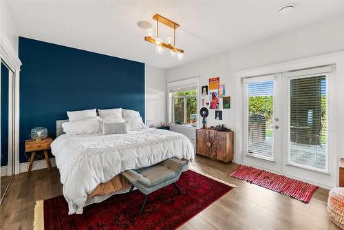 698 Devonian Avenue, Kelowna, BC - Indoor Photo Showing Bedroom