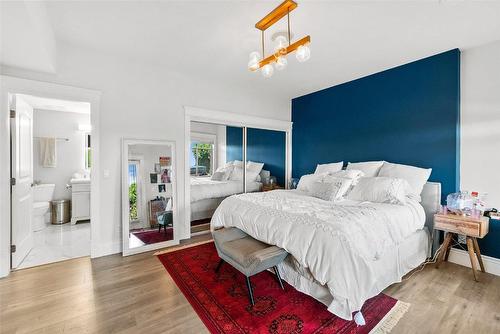 698 Devonian Avenue, Kelowna, BC - Indoor Photo Showing Bedroom