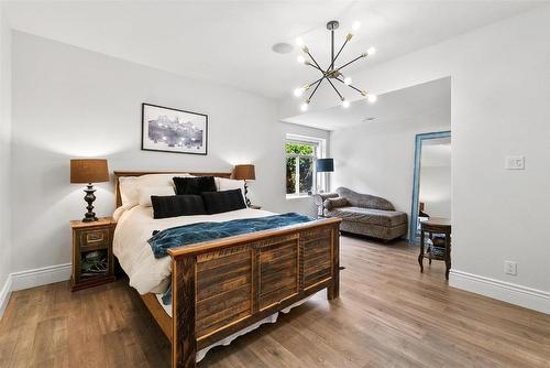 698 Devonian Avenue, Kelowna, BC - Indoor Photo Showing Bedroom