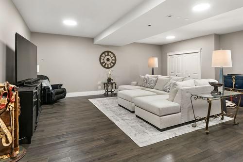 698 Devonian Avenue, Kelowna, BC - Indoor Photo Showing Basement