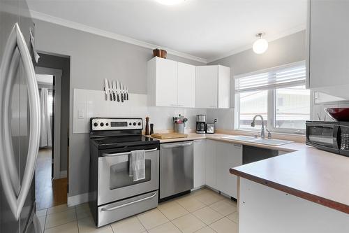 810 Patterson Avenue, Kelowna, BC - Indoor Photo Showing Kitchen