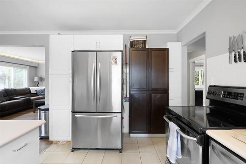 810 Patterson Avenue, Kelowna, BC - Indoor Photo Showing Kitchen