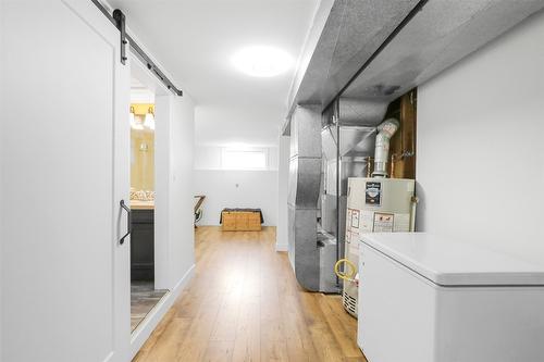 810 Patterson Avenue, Kelowna, BC - Indoor Photo Showing Laundry Room