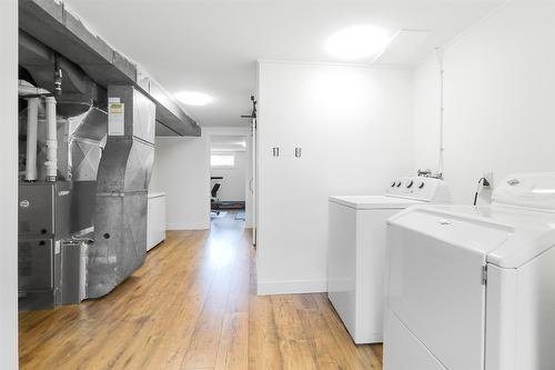 810 Patterson Avenue, Kelowna, BC - Indoor Photo Showing Laundry Room