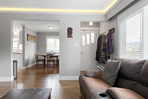 810 Patterson Avenue, Kelowna, BC - Indoor Photo Showing Living Room