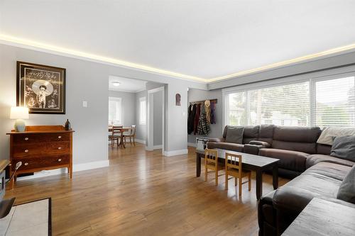 810 Patterson Avenue, Kelowna, BC - Indoor Photo Showing Living Room