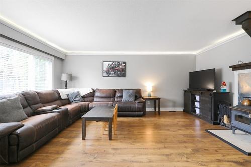 810 Patterson Avenue, Kelowna, BC - Indoor Photo Showing Living Room With Fireplace