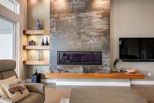 731 Carnoustie Drive, Kelowna, BC - Indoor Photo Showing Living Room With Fireplace