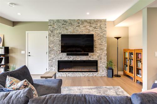 731 Carnoustie Drive, Kelowna, BC - Indoor Photo Showing Living Room With Fireplace