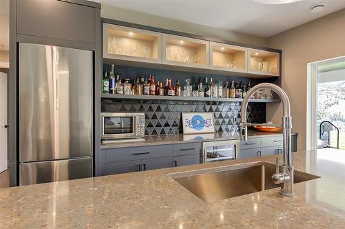 731 Carnoustie Drive, Kelowna, BC - Indoor Photo Showing Kitchen