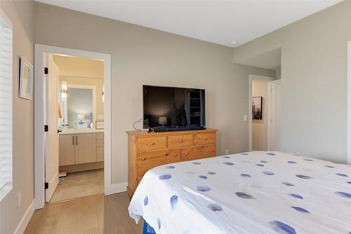 731 Carnoustie Drive, Kelowna, BC - Indoor Photo Showing Bedroom