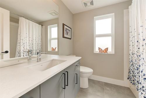 731 Carnoustie Drive, Kelowna, BC - Indoor Photo Showing Bathroom