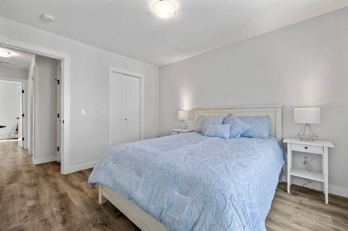 41-307 Glen Park Drive, Kelowna, BC - Indoor Photo Showing Bedroom