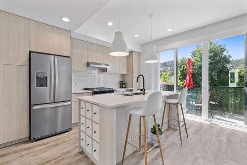 41-307 Glen Park Drive, Kelowna, BC - Indoor Photo Showing Kitchen With Upgraded Kitchen