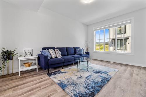 41-307 Glen Park Drive, Kelowna, BC - Indoor Photo Showing Living Room