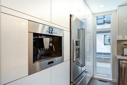 16-1515 Highland Drive, Kelowna, BC - Indoor Photo Showing Kitchen