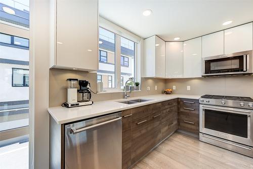 16-1515 Highland Drive, Kelowna, BC - Indoor Photo Showing Kitchen With Double Sink