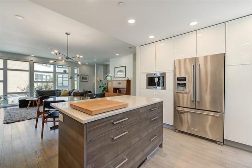 16-1515 Highland Drive, Kelowna, BC - Indoor Photo Showing Kitchen With Upgraded Kitchen